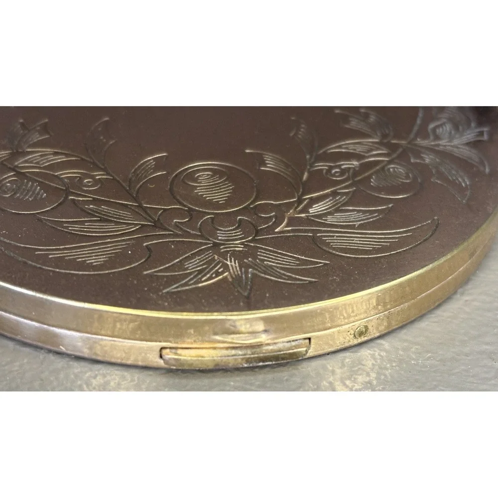 Vtg Large Brass Tone Powder Compact w/Mirror, Puff & Net Engraved Berry Leaf 4